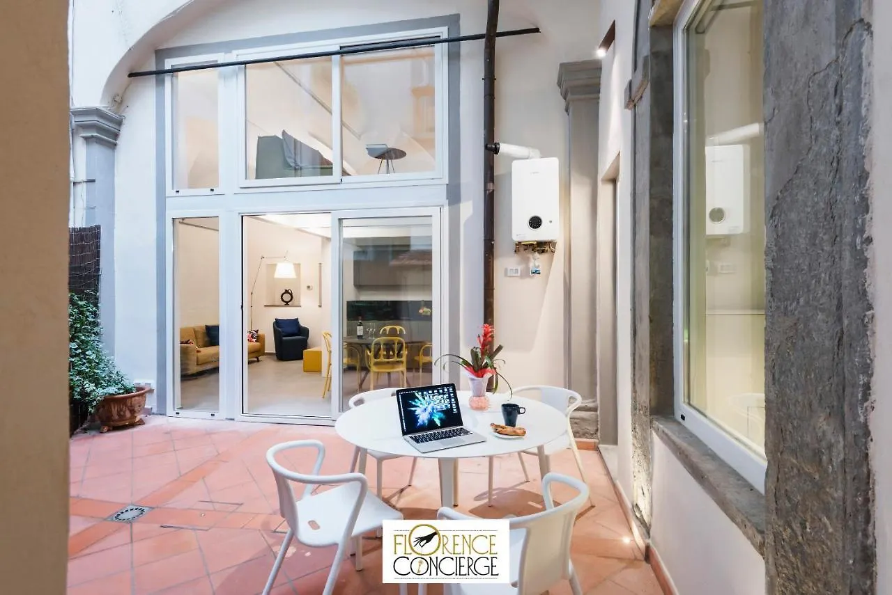 Ground Floor With Patio-Ghibellina 65 contacts